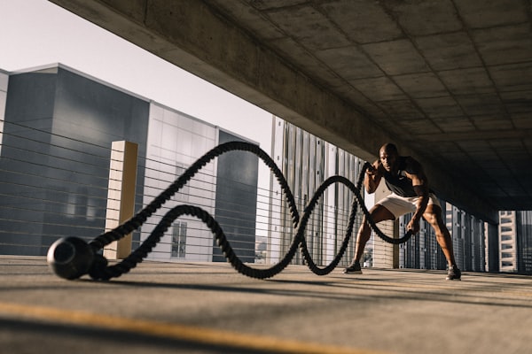 足球教练在场边指挥球员比赛的场景